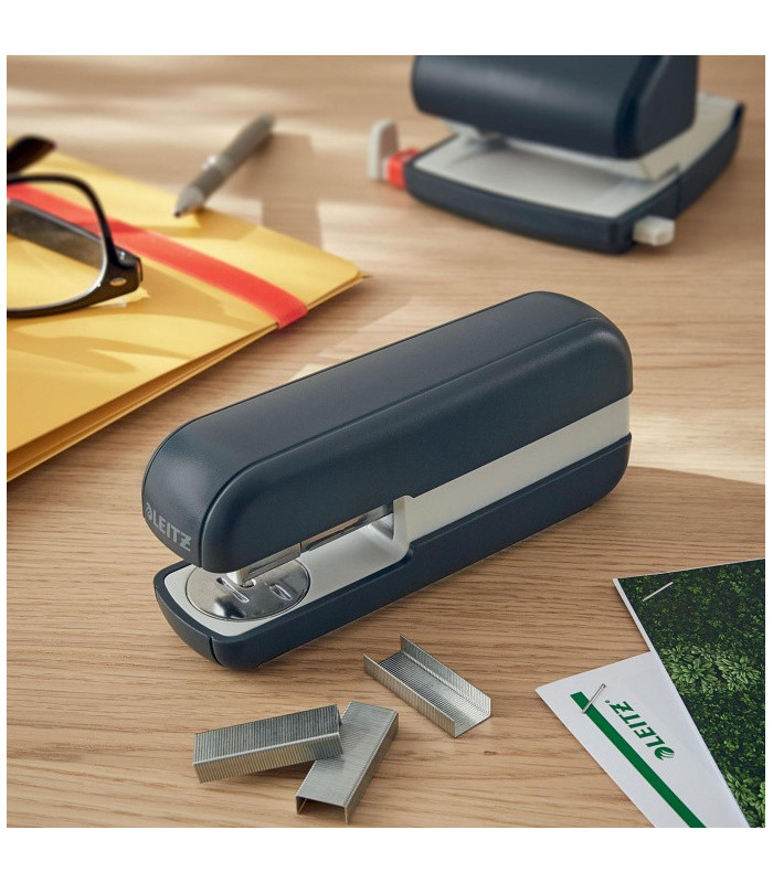 Sešívačka Leitz Cosy, 30 listů, sametově šedá