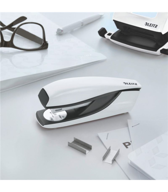 Sešívačka Leitz NeXXt 5502 WOW - 30 listů, perleťově bílá